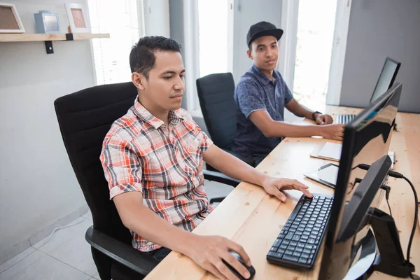 Mensen die werkzaam zijn op zoek naar hun pc — Stockfoto