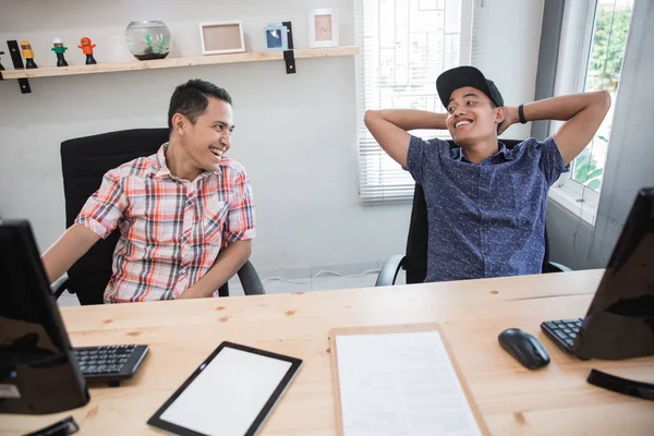 Werknemer met chat op werk uur rem ontspannen — Stockfoto