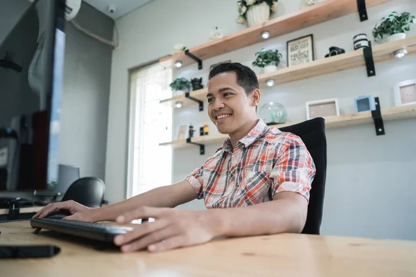 Kreativa online arbetare frilans arbetar på hans kontor — Stockfoto