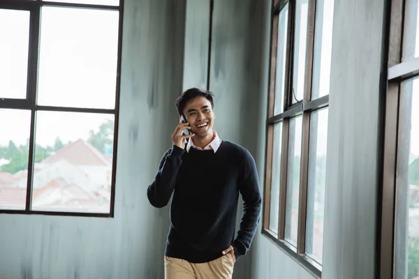 Azjatycki biznes biznesmen szczęścia podczas wywoływania z smartphone — Zdjęcie stockowe