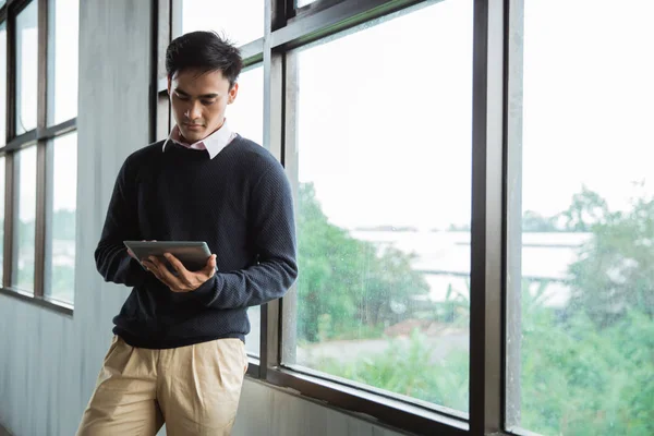 Junger asiatischer Geschäftsmann mit Tablet — Stockfoto