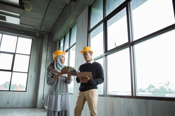 Dos discusión de los trabajadores sobre la planificación de un nuevo proyecto — Foto de Stock