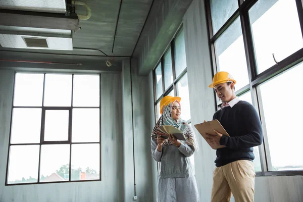 Dos discusión de los trabajadores sobre la planificación de un nuevo proyecto — Foto de Stock