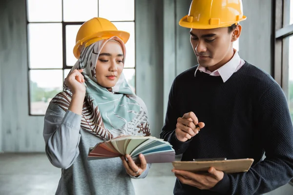 Homme d'affaires avec des hardhats protecteurs travaillant ensemble — Photo