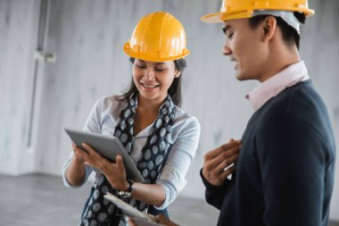 Danışman kadın mühendis tablete dijital bir özellik konsept tasarımı bak