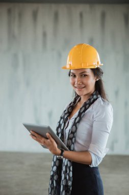 işkadını projesi sitesi içerisindeki tablet pc kullanarak kask ile