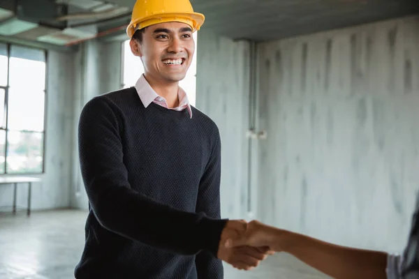 Sjefsingeniør gjør en avtale med håndhilse – stockfoto