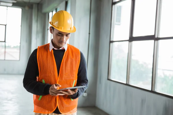 Ingegneri stanno ispezionando il cantiere — Foto Stock