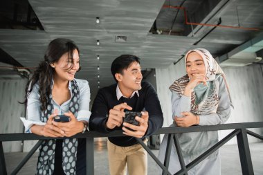 Balkonda sohbet iş adamları