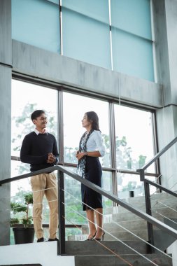 Balkonda sohbet iş adamları