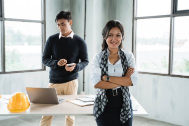 önünde duran tablo gülümseme katlanmış ellerle güzel tasarımcı