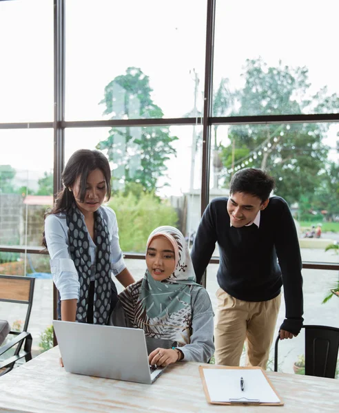 Mentoring female employees by more experienced department head witnessed by CEO — Stock Photo, Image