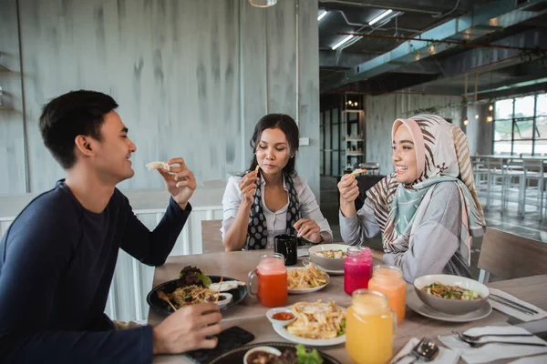 Happy asian friends makan siang bersama — Stok Foto