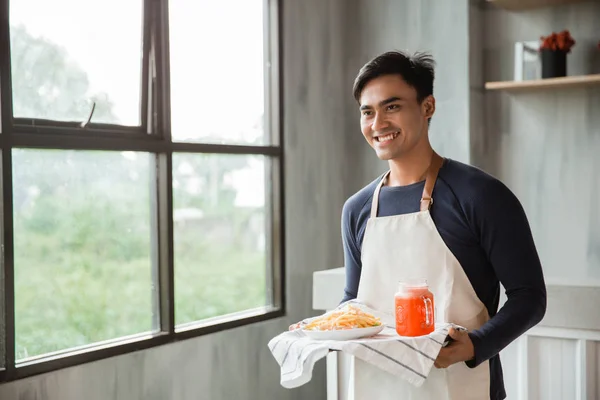 Guapo asiático camareros usando delantal servir comida y bebida con sonrisa — Foto de Stock