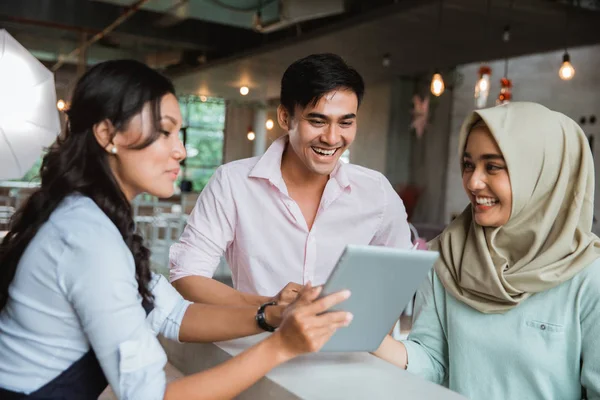 Eine Hijab-Frau bestellt Essen und Trinken bei der Kellnerin — Stockfoto