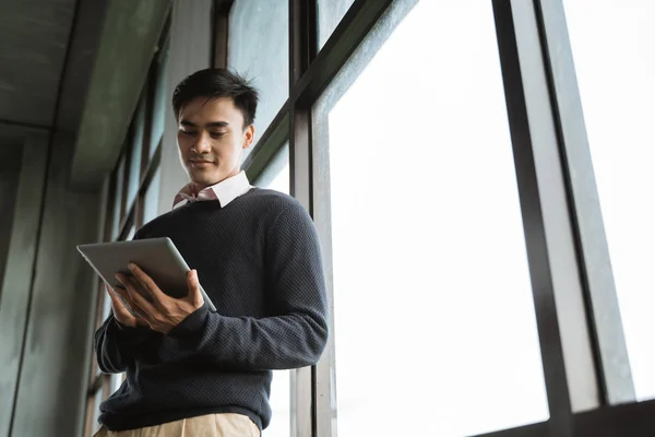 Asiatiska ung affärsman med hjälp av TabletPC — Stockfoto