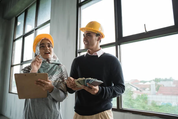 Asistente mujer discute detalles del proyecto con ingeniero jefe — Foto de Stock