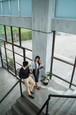 iş adamı ve iş merdivenlerde bahsediyoruz ortağı 