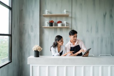 iki garson holding pad tartışmak tablo barın arkasında