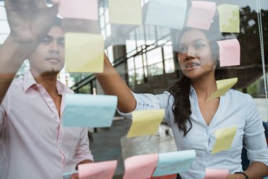 iş ortağı fikir cam pencere yapışmasını tarafından beyin fırtınası