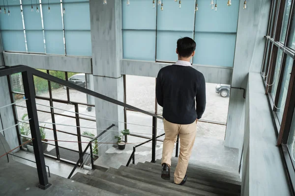 Homem de negócios descendo as escadas para sair do escritório — Fotografia de Stock