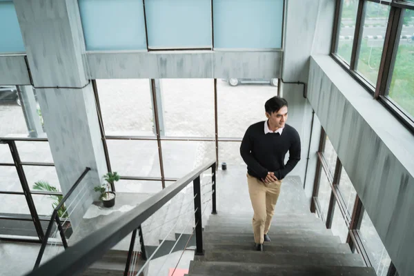 Joven asiático hombre de negocios arriba la escaleras disfrutar situación —  Fotos de Stock