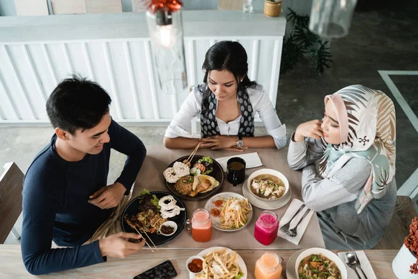 Feliz asiático amigos tendo almoço juntos — Fotografia de Stock