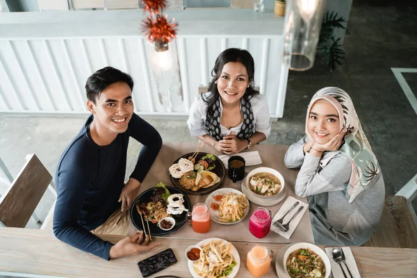 Feliz asiático amigos tendo almoço juntos — Fotografia de Stock