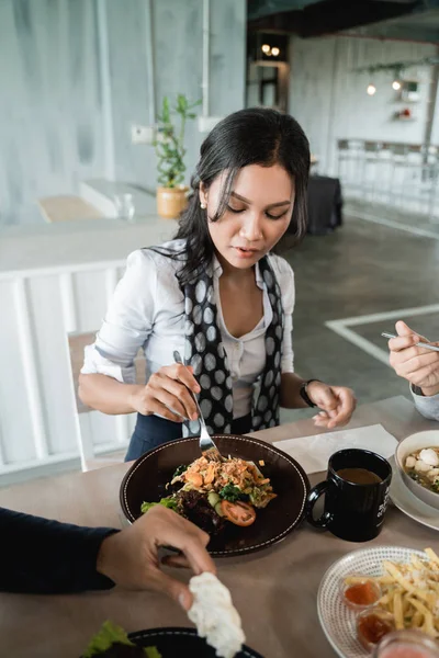 一个女商人一起吃午饭时喜欢她的饭菜 — 图库照片