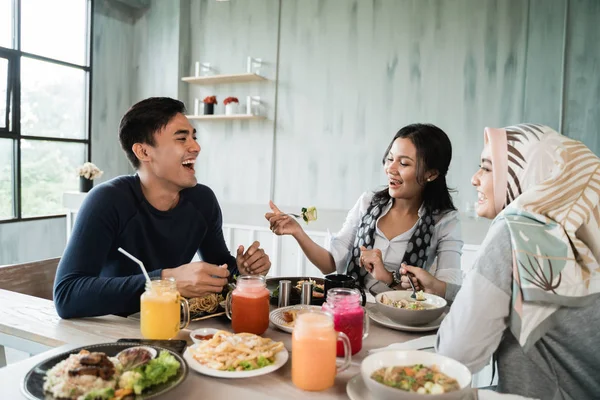 Birlikte yemeğe mutlu Asya arkadaşlar — Stok fotoğraf
