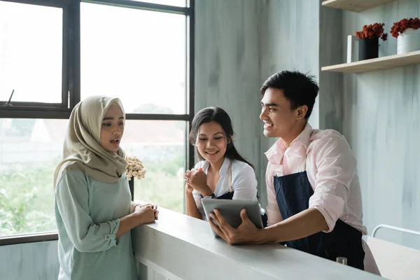 Garçonete receber ordens de mulheres hijab clientes — Fotografia de Stock