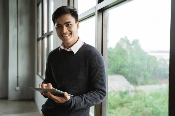 Asiatiska ung affärsman med hjälp av TabletPC — Stockfoto