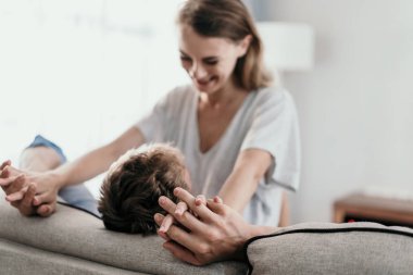 Çift bağ ve yalan sırasında gülümseyen