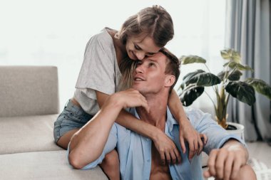 Birbirimizi evde dinlenirken kucaklayan