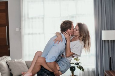 Genç güzel romantik çift öpüşme
