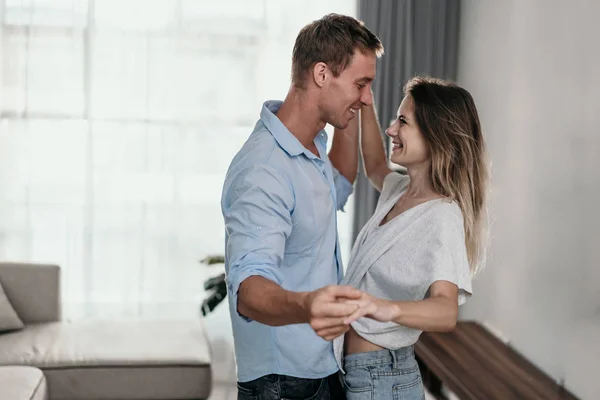 Intimate couple dancing at home — Stock Photo, Image