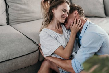 Çift bağ ve yalan sırasında gülümseyen