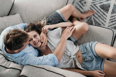 Çift bağ ve yalan sırasında gülümseyen