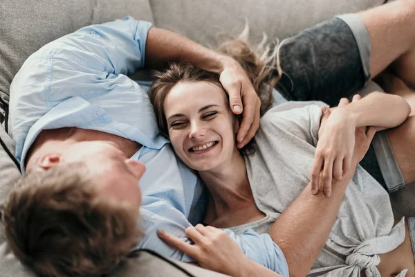 Jovem casal apaixonado se divertir e dançar — Fotografia de Stock