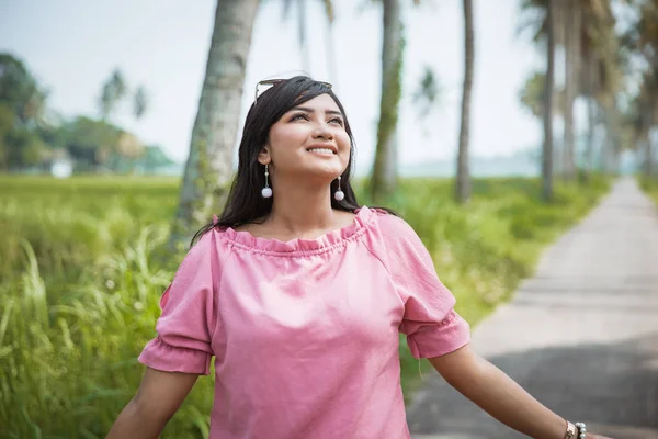 Asiático mujer verano día en tropical isla — Foto de Stock