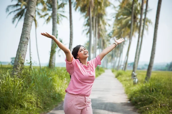 Junge Frau genießt Sommerurlaub auf tropischer Insel — Stockfoto