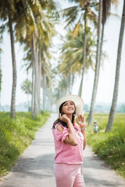 Asyalı kadın yaz günü tropikal Adası — Stok fotoğraf