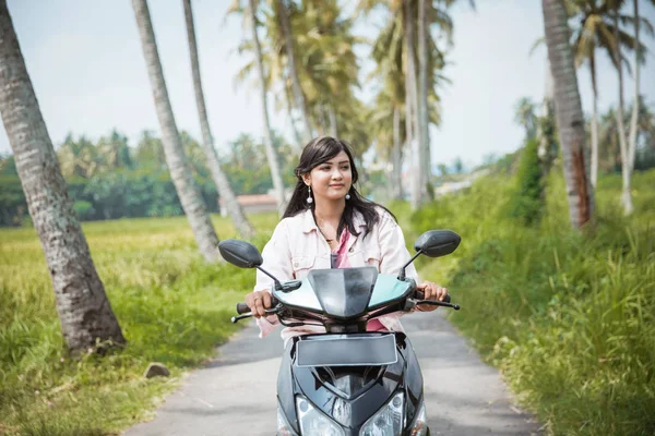 Ásia mulher desfrutar equitação ela moto no tropical país estrada — Fotografia de Stock