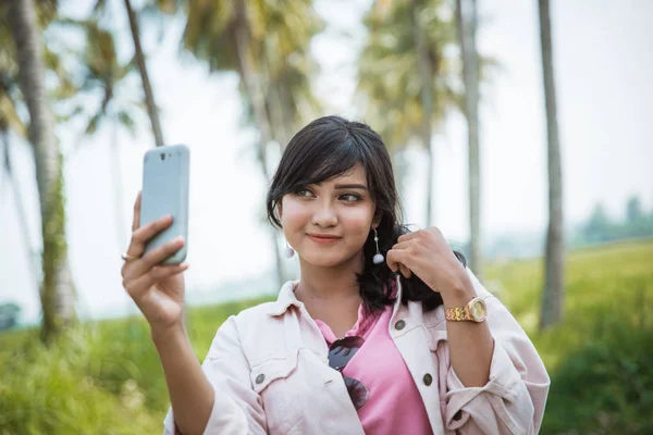 Asiático jovem mulher tomar selfie de ela mesmo no quente verão dia — Fotografia de Stock