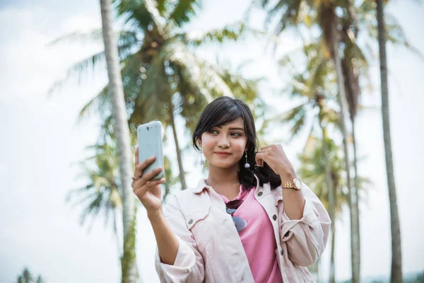 Kvinnan tar selfie i sommardag — Stockfoto