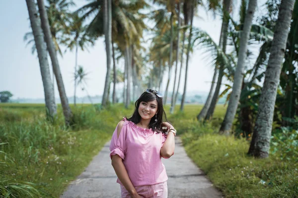 Азиатская женщина летний день на тропическом острове — стоковое фото