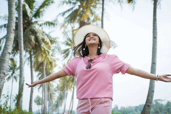 Kobieta potrafi otworzyć jej ramię, ciesząc się świeżym powietrzu podczas letnich dni — Zdjęcie stockowe