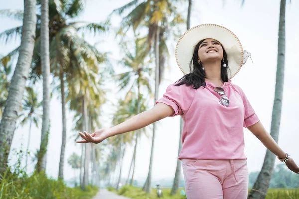 Azjatyckie kobiety letni dzień w tropikalnej wyspie — Zdjęcie stockowe