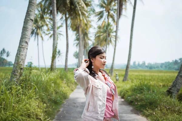 Young woman enjoy summer holiday in tropical island — Stock Photo, Image