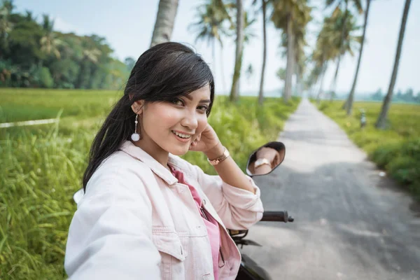 Mujer tomar selfie al aire libre con su teléfono —  Fotos de Stock